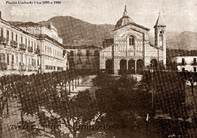 Piazza Umberto I tra 1895 e 1908.jpg